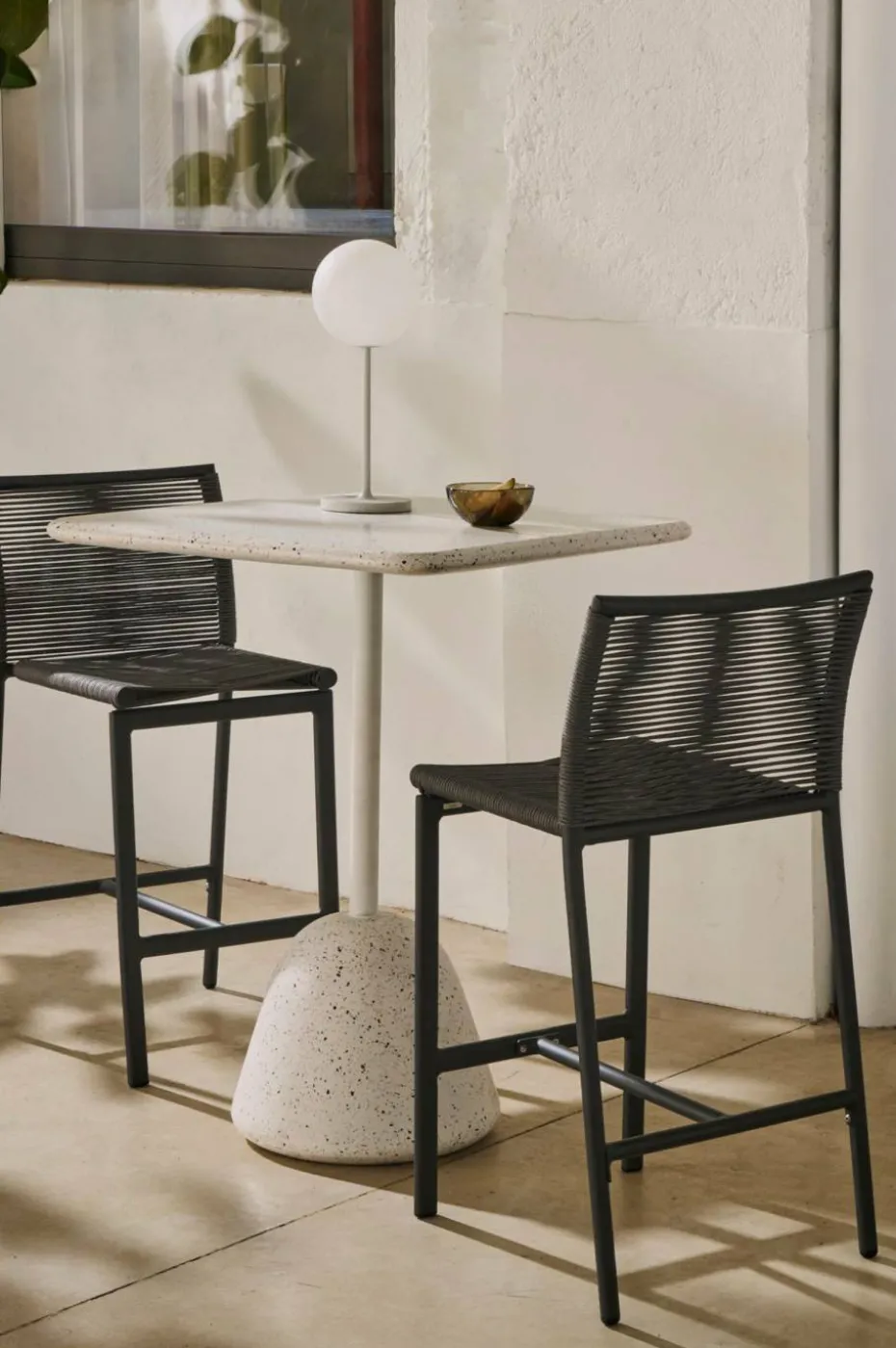 Kave Home Culip utendørs krakk laget av tauverk og hvit aluminium, 65 cm