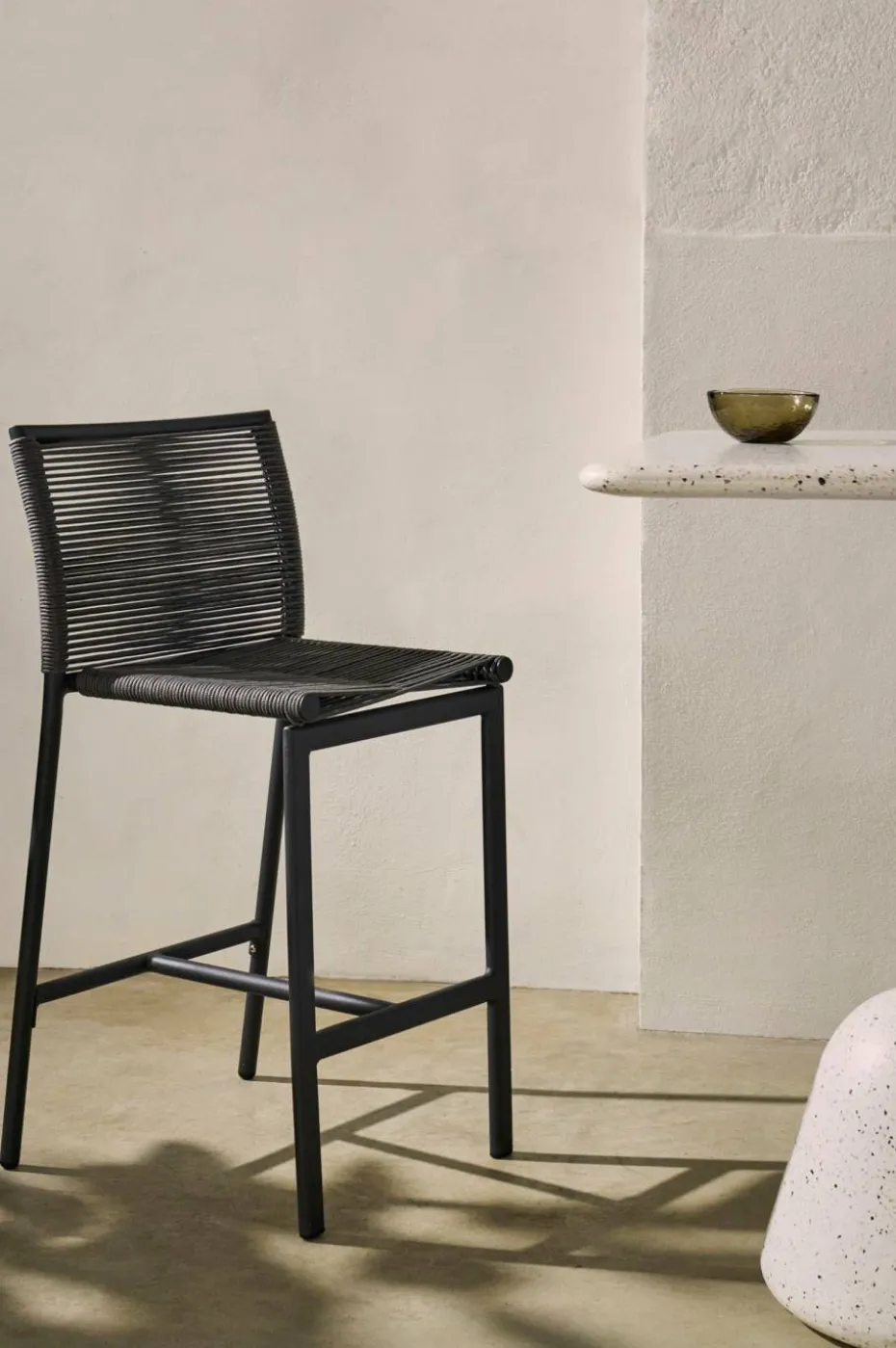 Kave Home Culip utendørs krakk laget av tauverk og hvit aluminium, 65 cm