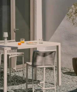 Kave Home Culip utendørs krakk laget av tauverk og hvit aluminium, 65 cm