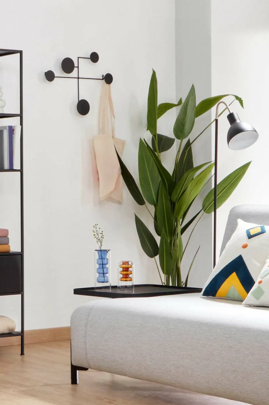Kave Home Veggmontert klesstativ - vianela