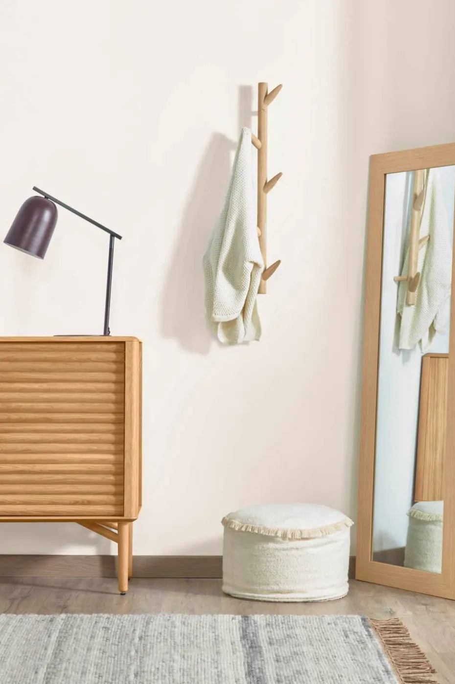 Kave Home Veggmontert klesstativ - natane