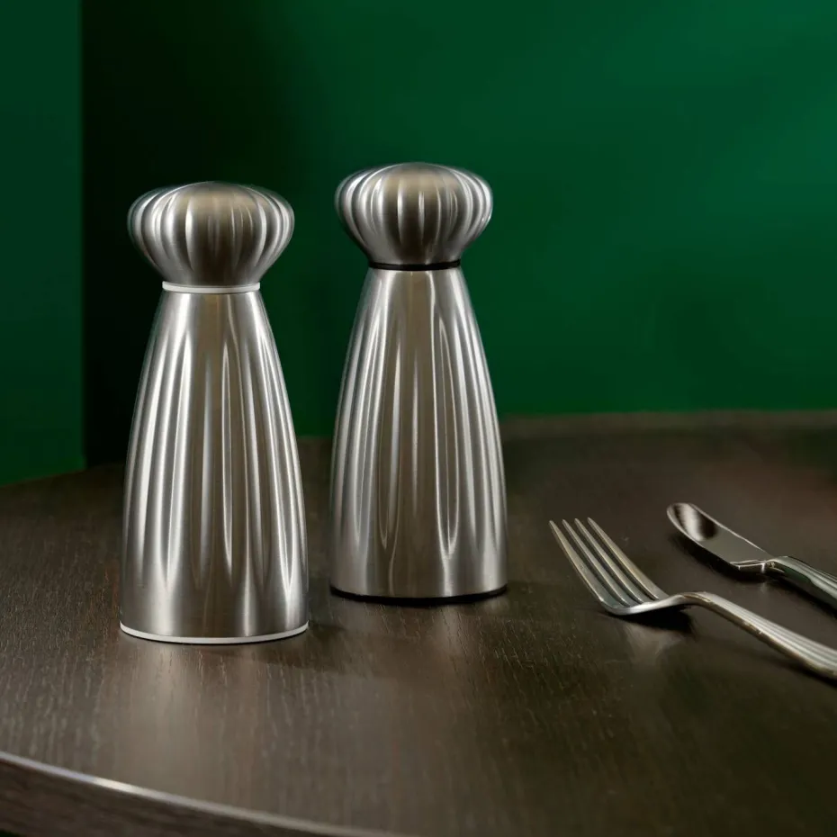 Robert Welch Salt- og pepperkverner Palm Satin Medium med brett sett
