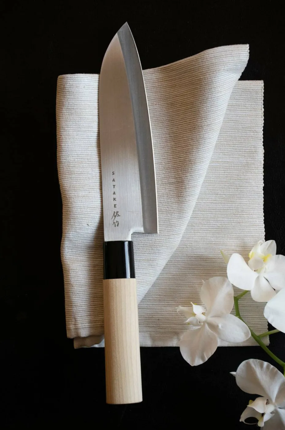 Satake Kokkekniv Satake Houcho Santoku i eske av balsatre