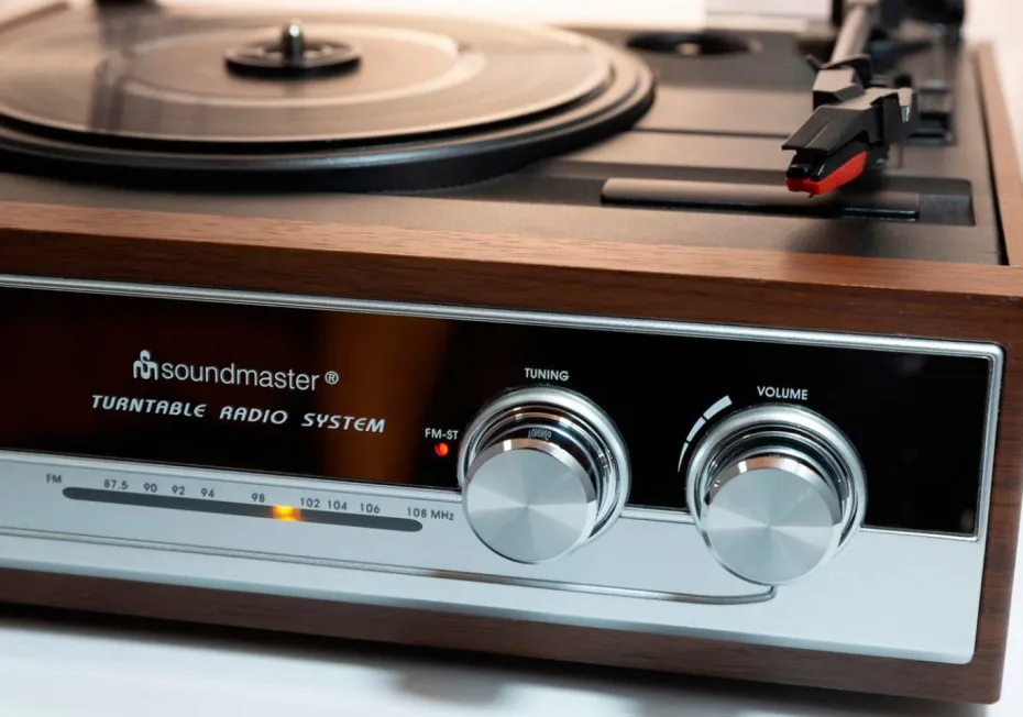 Soundmaster Platespiller med radio og innebygde høyttalere Pl186h