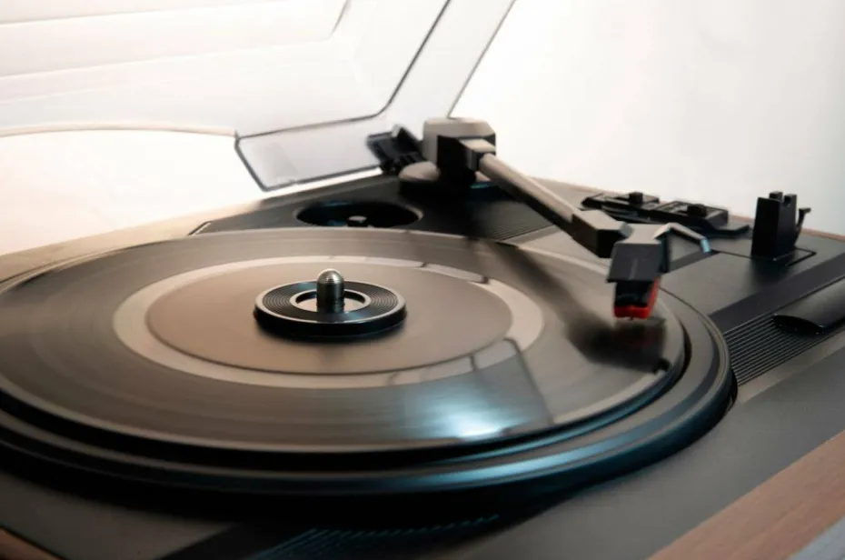Soundmaster Platespiller med radio og innebygde høyttalere Pl186h