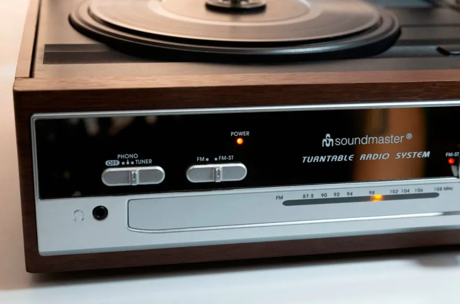 Soundmaster Platespiller med radio og innebygde høyttalere Pl186h
