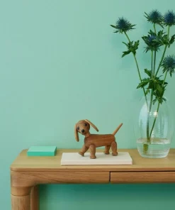 Spring Copenhagen Dekorasjon i tre Amigo Dachshund 15 cm