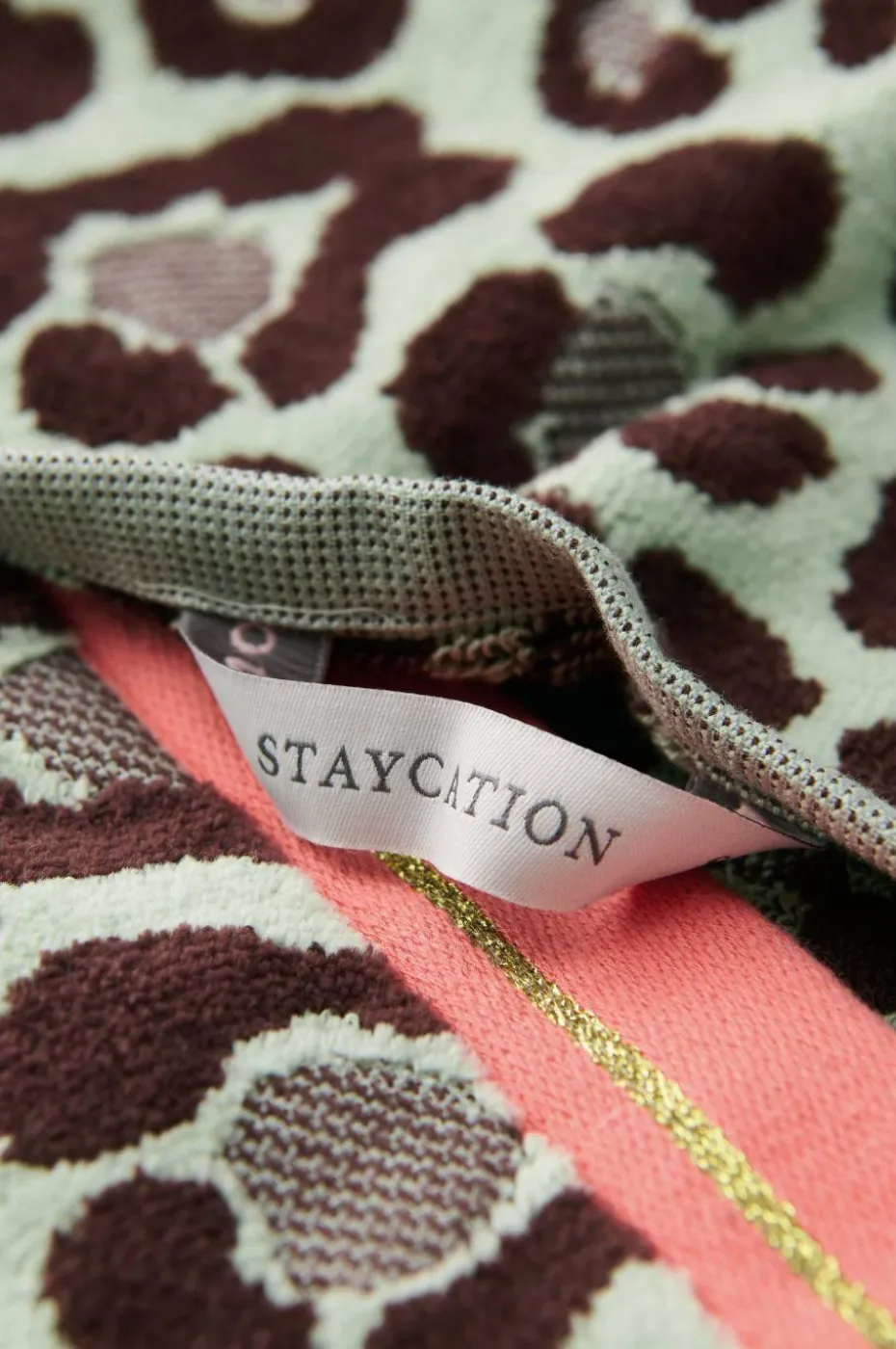 Staycation Badehåndkle Acv Vinegar Shampoo 430 ml i velur 70x140 cm