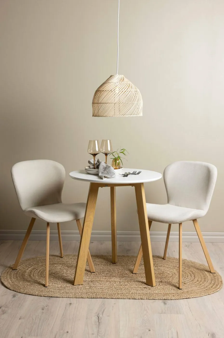 Venture Home Spisegruppe Leonora med 2 stk stoler Lilja
