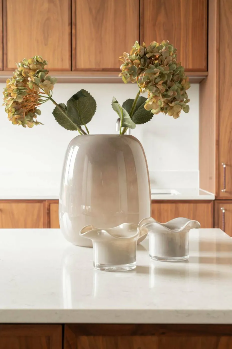 Zelected by Houze 1. vase Harper Nougat + 2. lyslykter Nougat